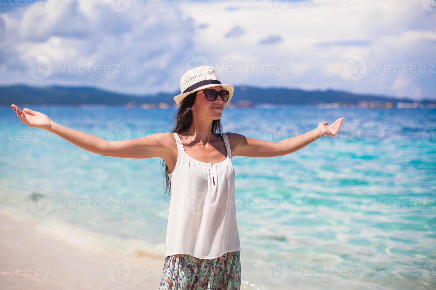junge Frau zu Fuß am weißen Sandstrand foto