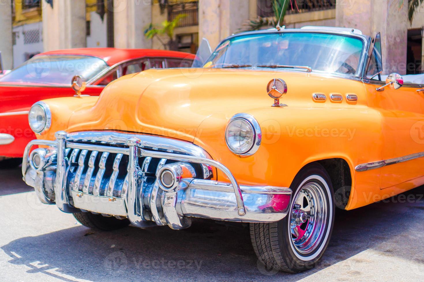 farbenfroher amerikanischer Oldtimer auf der Straße in Havanna, Kuba foto