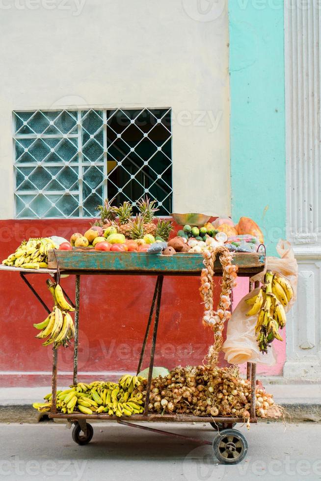 ein kleiner wagen mit obst und gemüse auf der straße der alten havana-gegend zum verkauf. foto