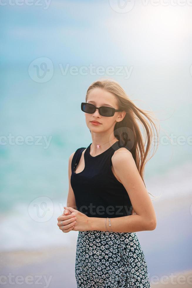 Porträt eines entzückenden Mädchens am Strand foto