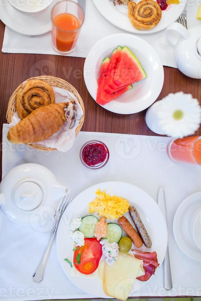 leckeres traditionelles appetitliches leckeres Frühstück im Restaurant foto