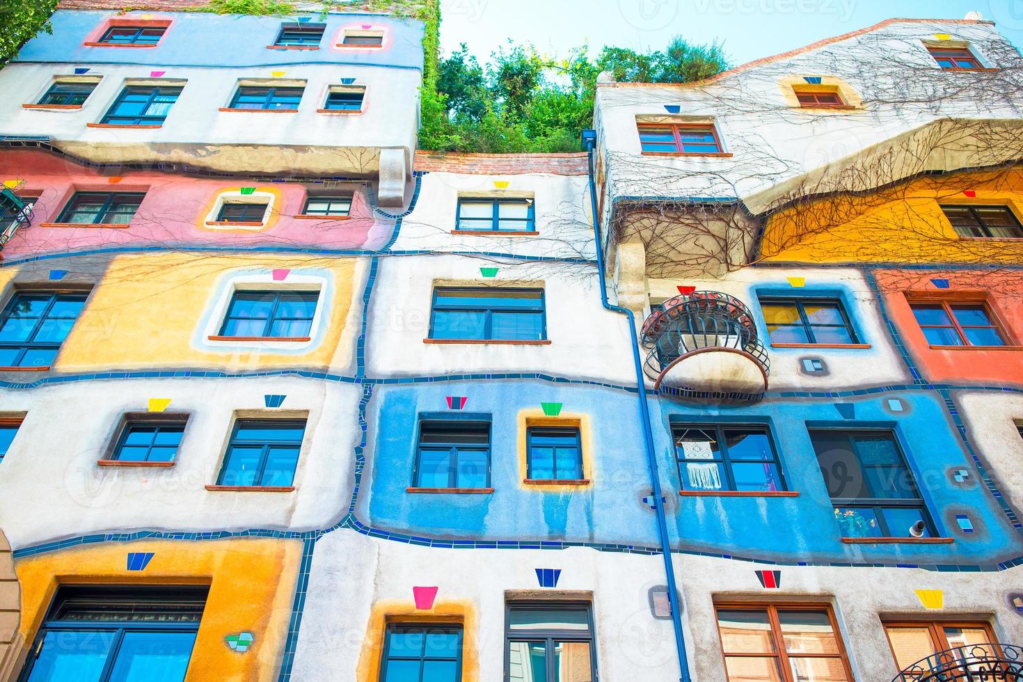 hundertwasserhaus mit garten im obergeschoss in wien, österreich foto