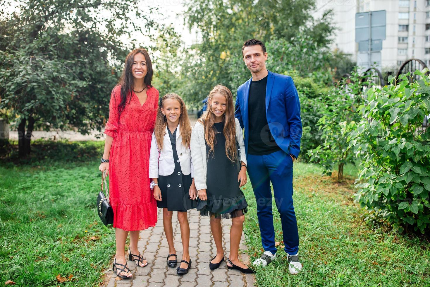 familie mit zwei kindern zurück zur schule foto