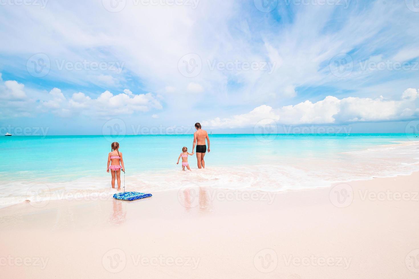 glückliche schöne familie in einem tropischen strandurlaub foto