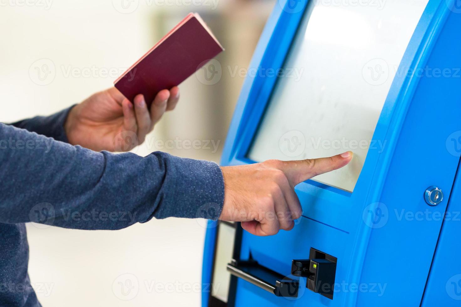 Automat zum Drucken von Bordkarten im Flughafen foto