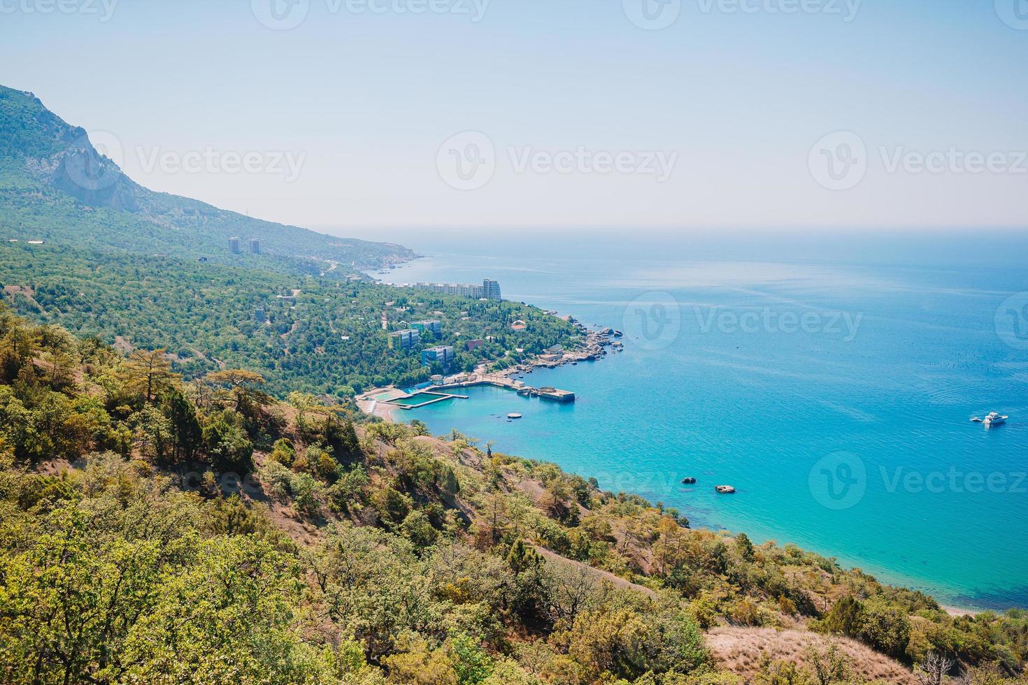 wunderschöne natur mit azurblauer bucht, meer und blauem schleichen foto