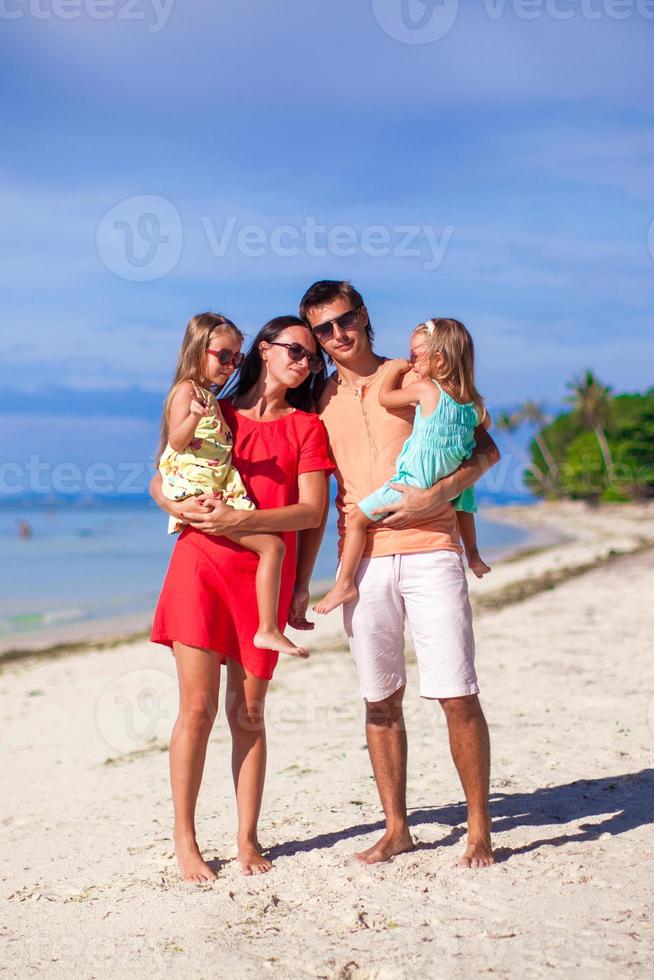 vierköpfige Familie im Strandurlaub foto