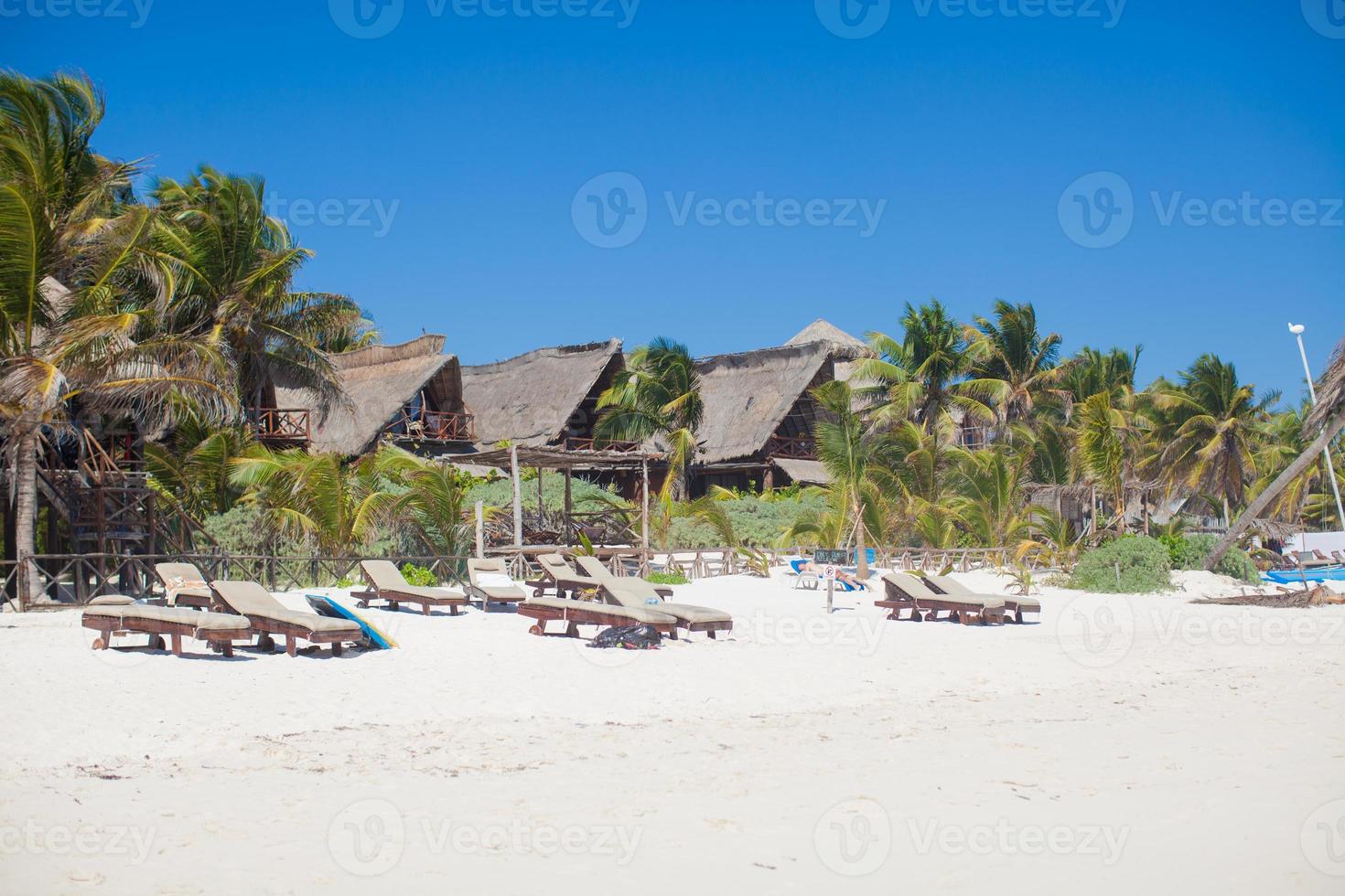 Luxushotel im tropischen Resort am Meeresufer mit Palmen foto