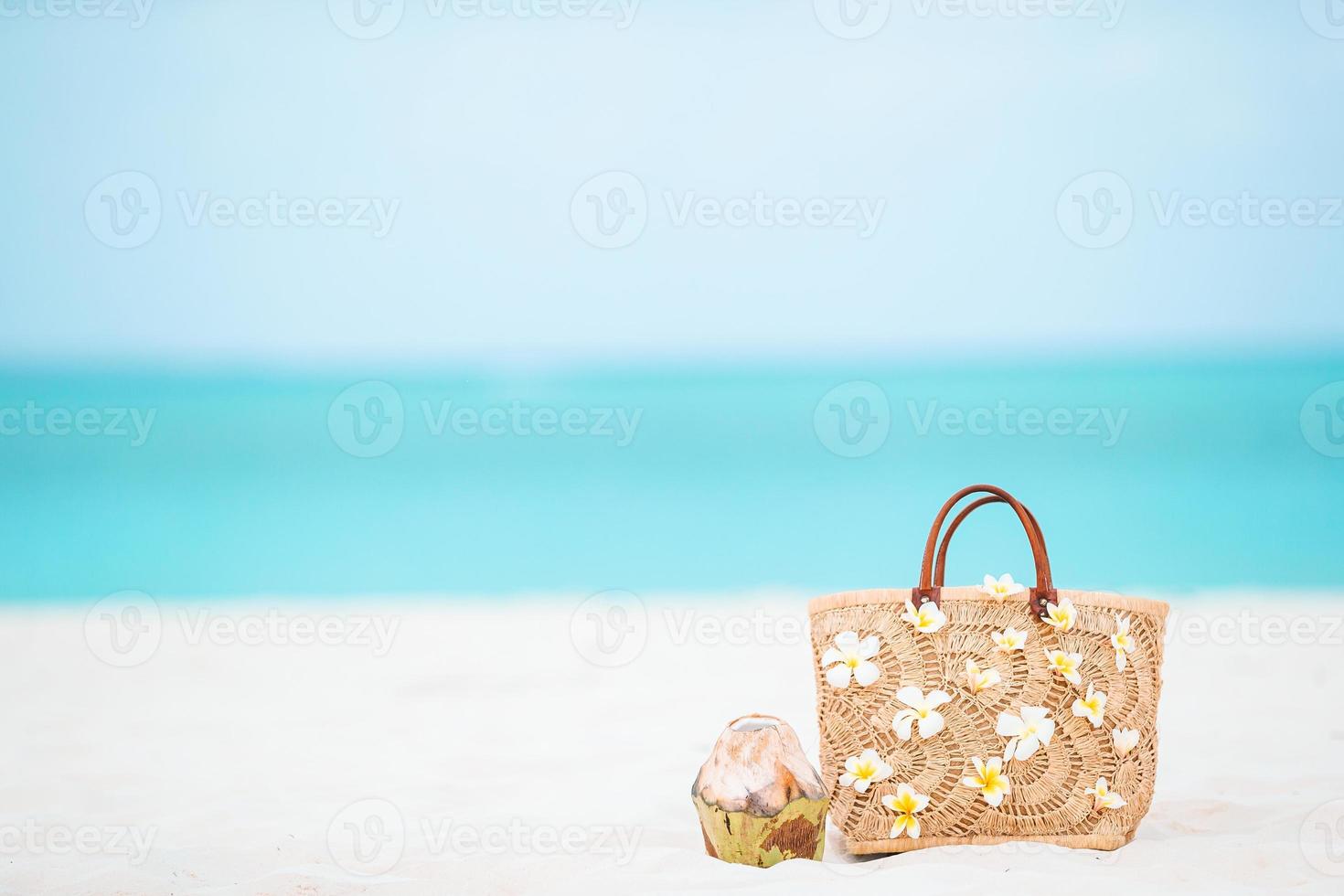 Strandzubehör - Strohsack, Hut und Sonnenbrille am Strand foto