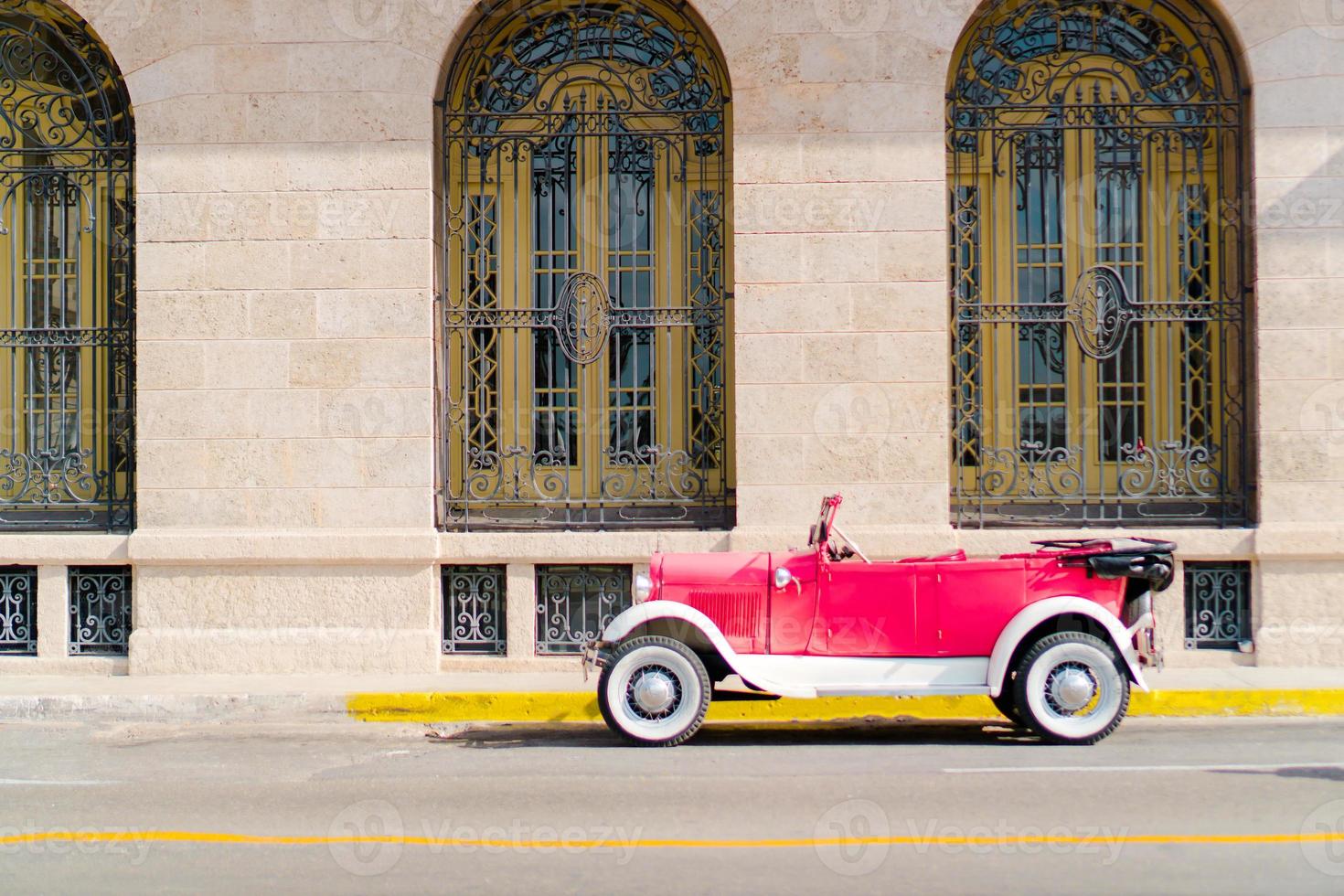 Blick auf eine Straße in der Altstadt von Havanna mit alten amerikanischen Oldtimern foto