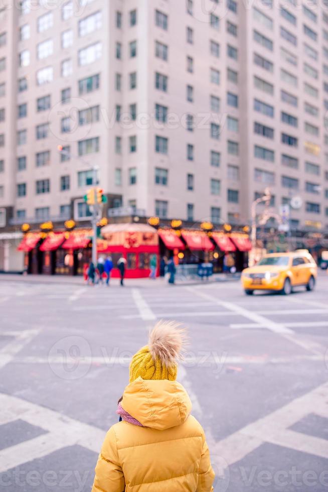 Entzückende kleine Mädchen haben Spaß auf dem Times Square in New York City foto