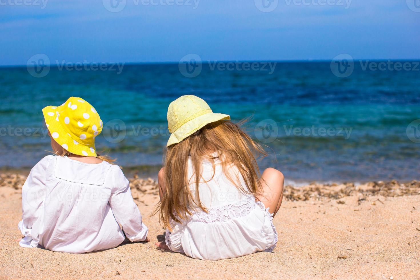 entzückende süße mädchen am weißen strand während des urlaubs foto