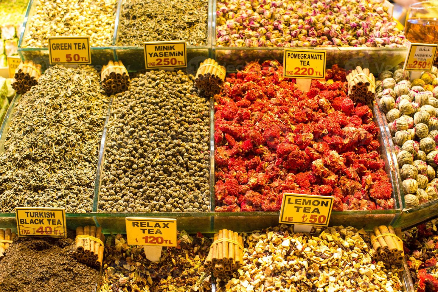 verschiedene teesorten auf dem ägyptischen basar in istanbul foto