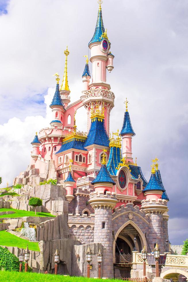 Wunderbares magisches Prinzessinnenschloss im Märchenpark foto