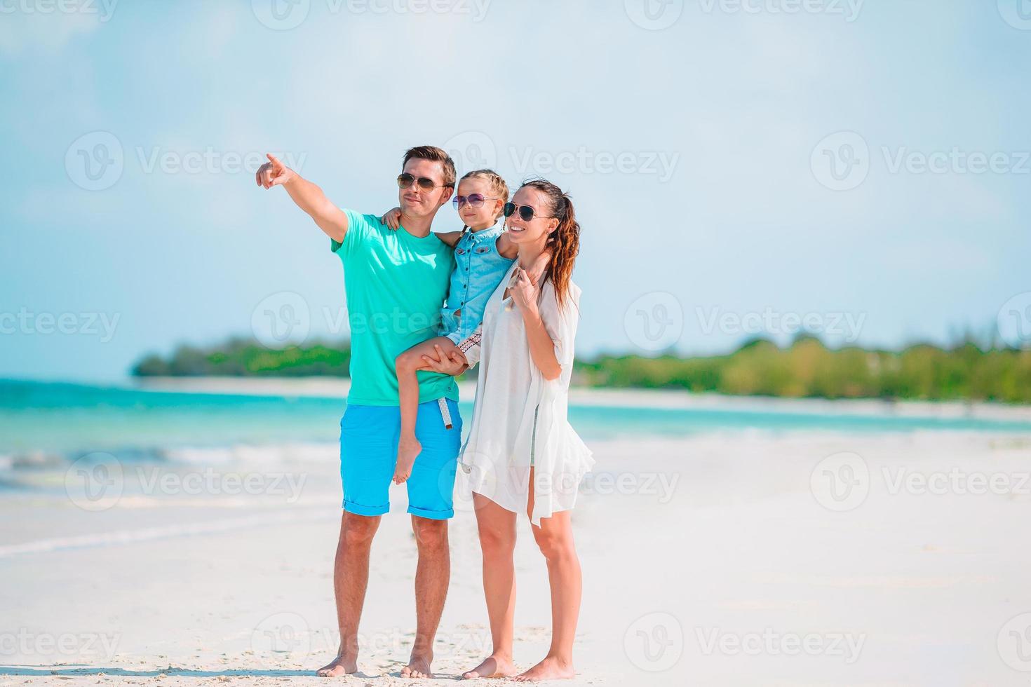 junge familie im urlaub hat viel spaß foto