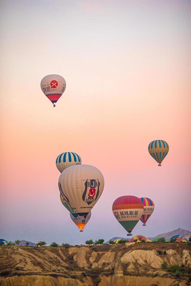 goreme, türkei - 18. september 2021, helle heißluftballons am himmel von kappadokien, türkei foto