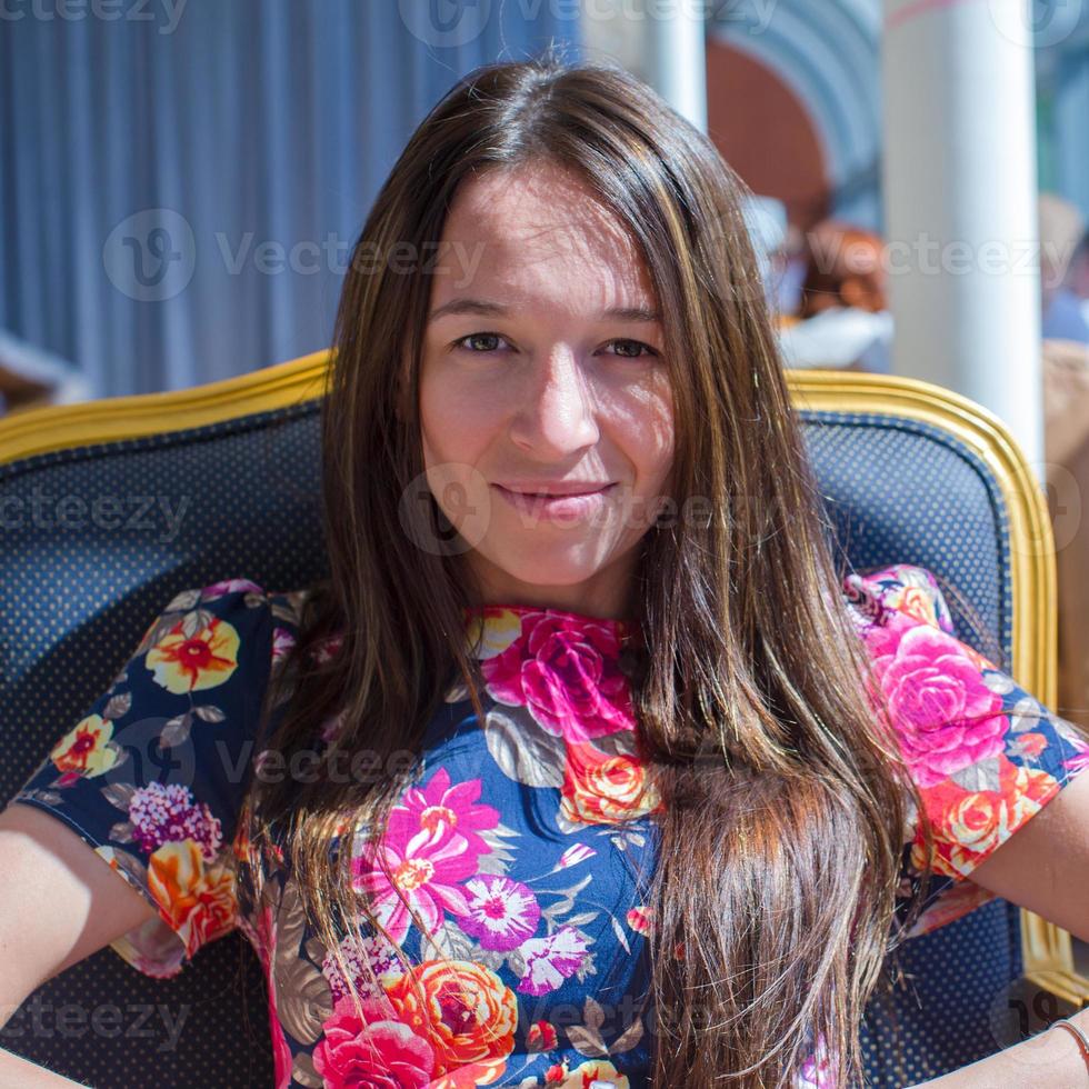 schöne Frau am Tisch im Restaurant foto