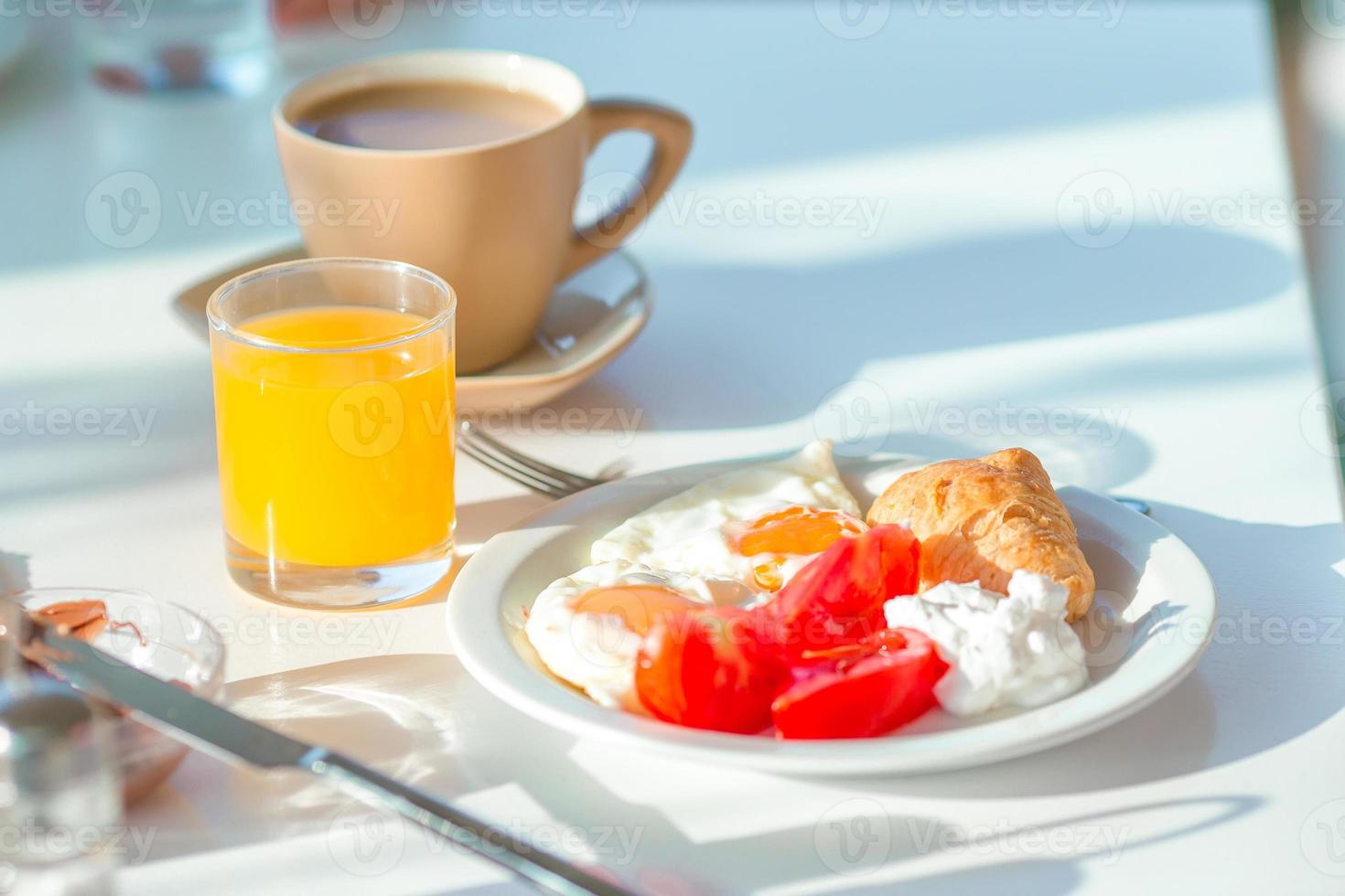 Gesundes Frühstück im Café im Freien foto