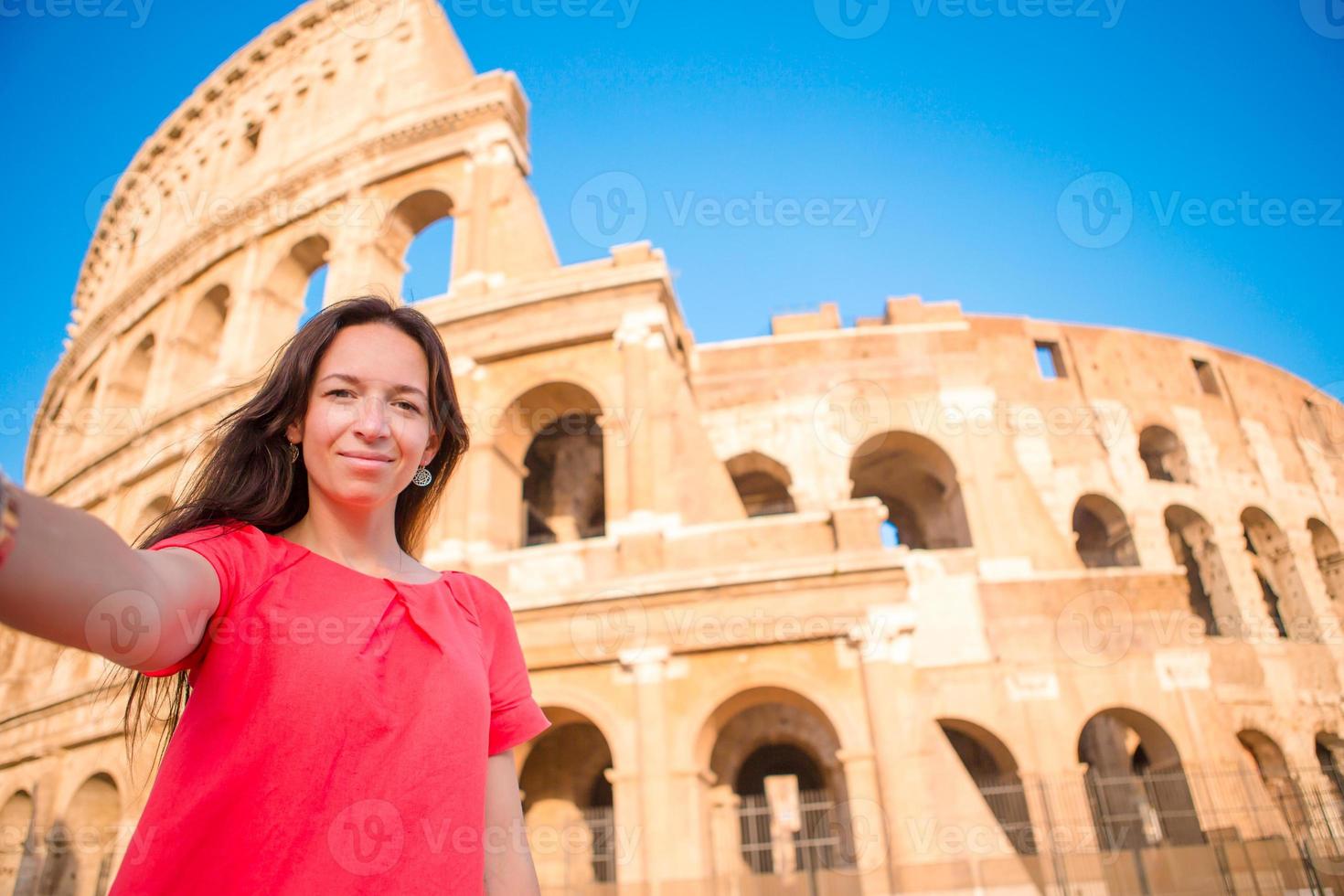 junge frau, die selfie-porträt vor kolosseum in rom, italien nimmt foto