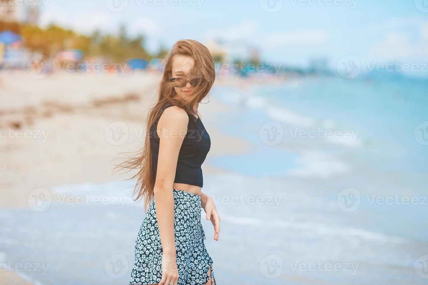 Porträt eines entzückenden Mädchens am Strand foto