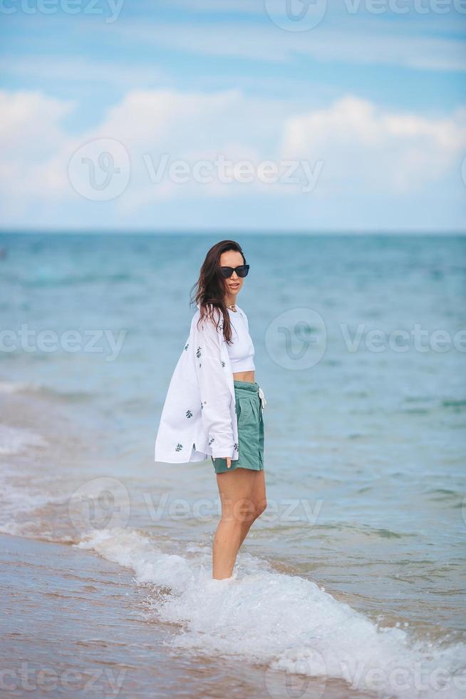 junge glückliche Frau am Strand. foto