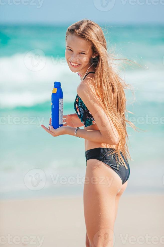 Teen in Bikini und Hot Pants macht Urlaub an Strand und Meer - Vintage  Flare Lens Stock Photo