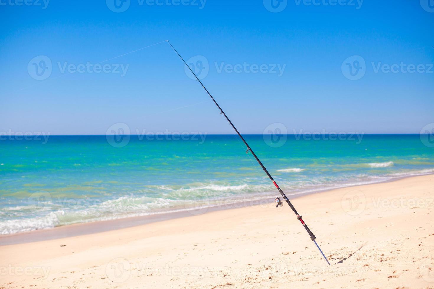 Angelrute im weißen Sand am tropischen Strand, Portugal foto