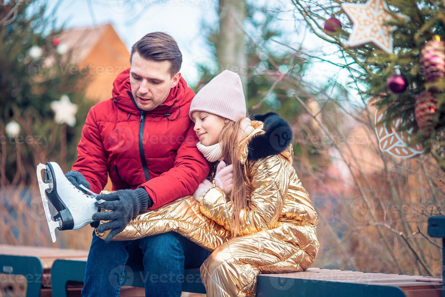 Familien Wintersport. Vater und Tochter am Wintertag foto