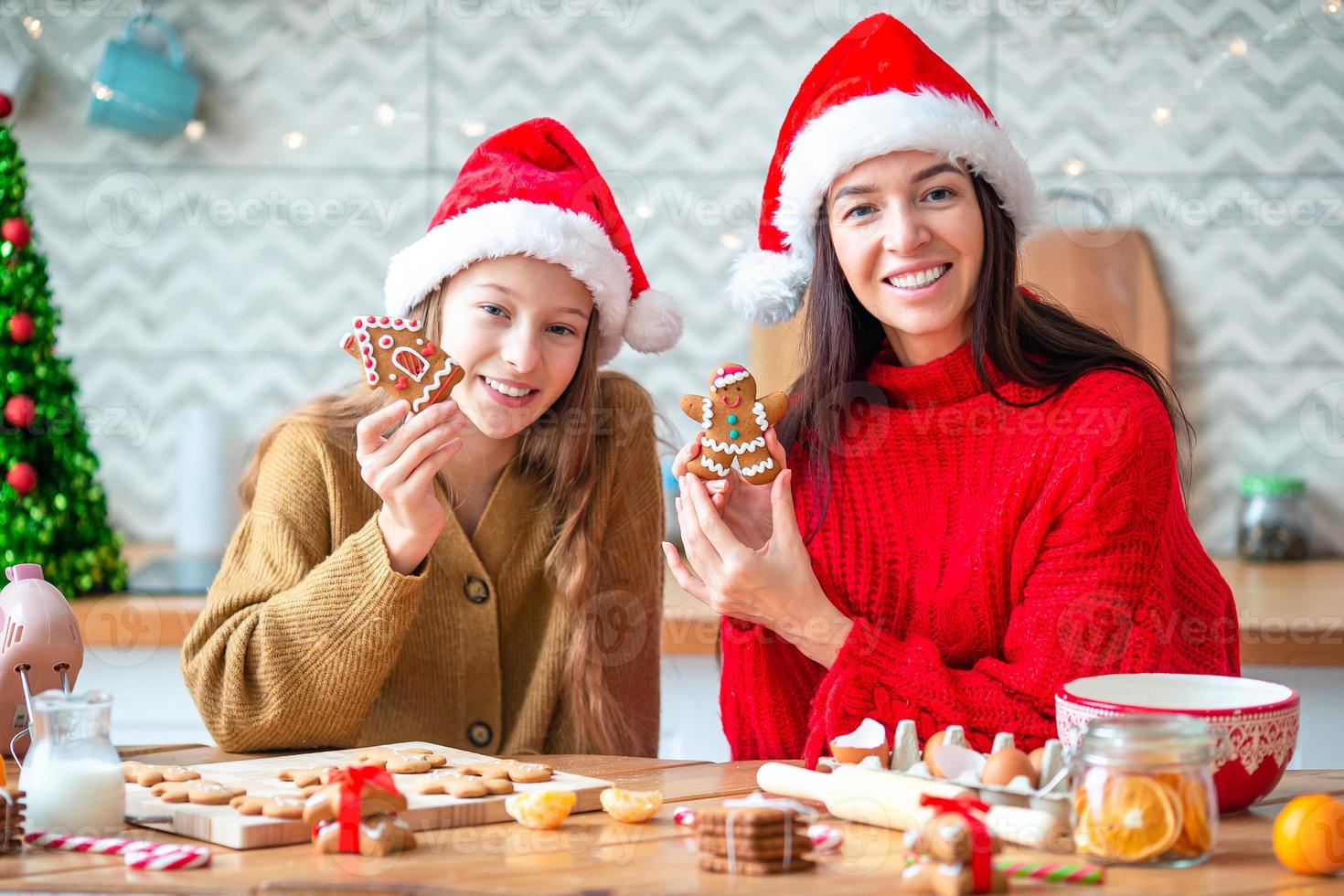 glückliche familie mutter und tochter backen kekse zu weihnachten foto