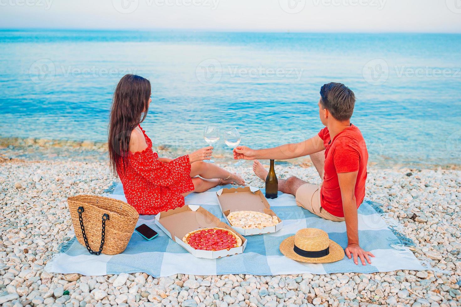 Familie beim Picknick am Strand foto