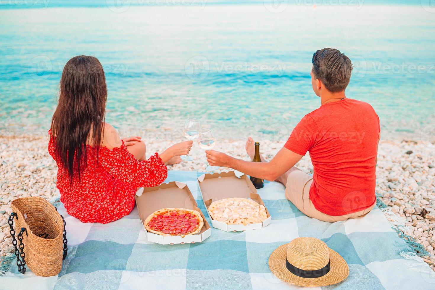 Familie beim Picknick am Strand foto