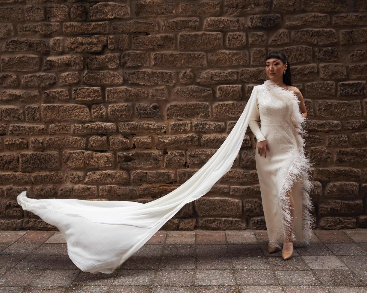 elegante braut in einem hochzeitskleid foto