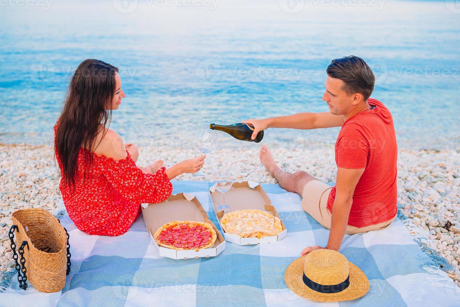 Familie beim Picknick am Strand foto