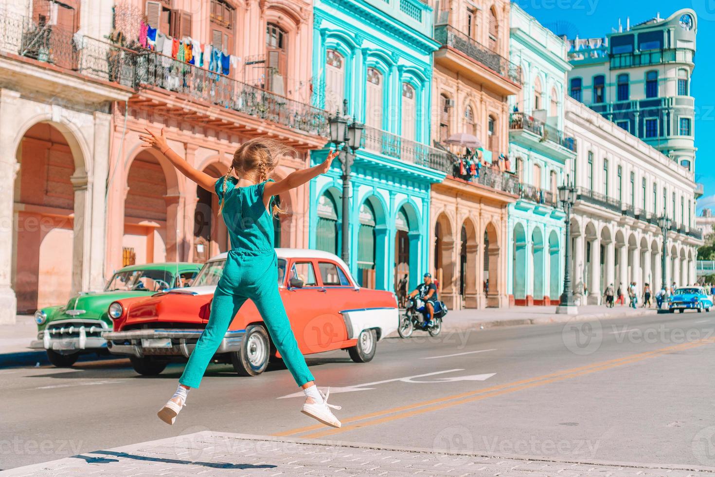 touristenmädchen in beliebter gegend in havanna, kuba. junger Reisender lächelt foto