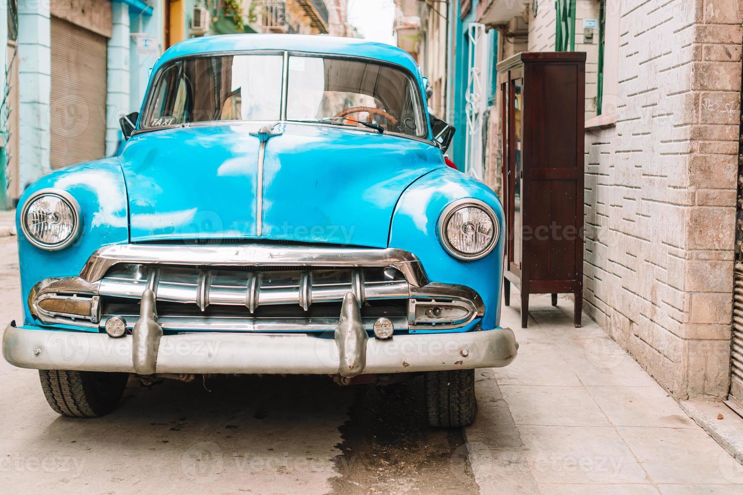 Blick auf den gelben Oldtimer in der Altstadt von Havanna, Kuba foto