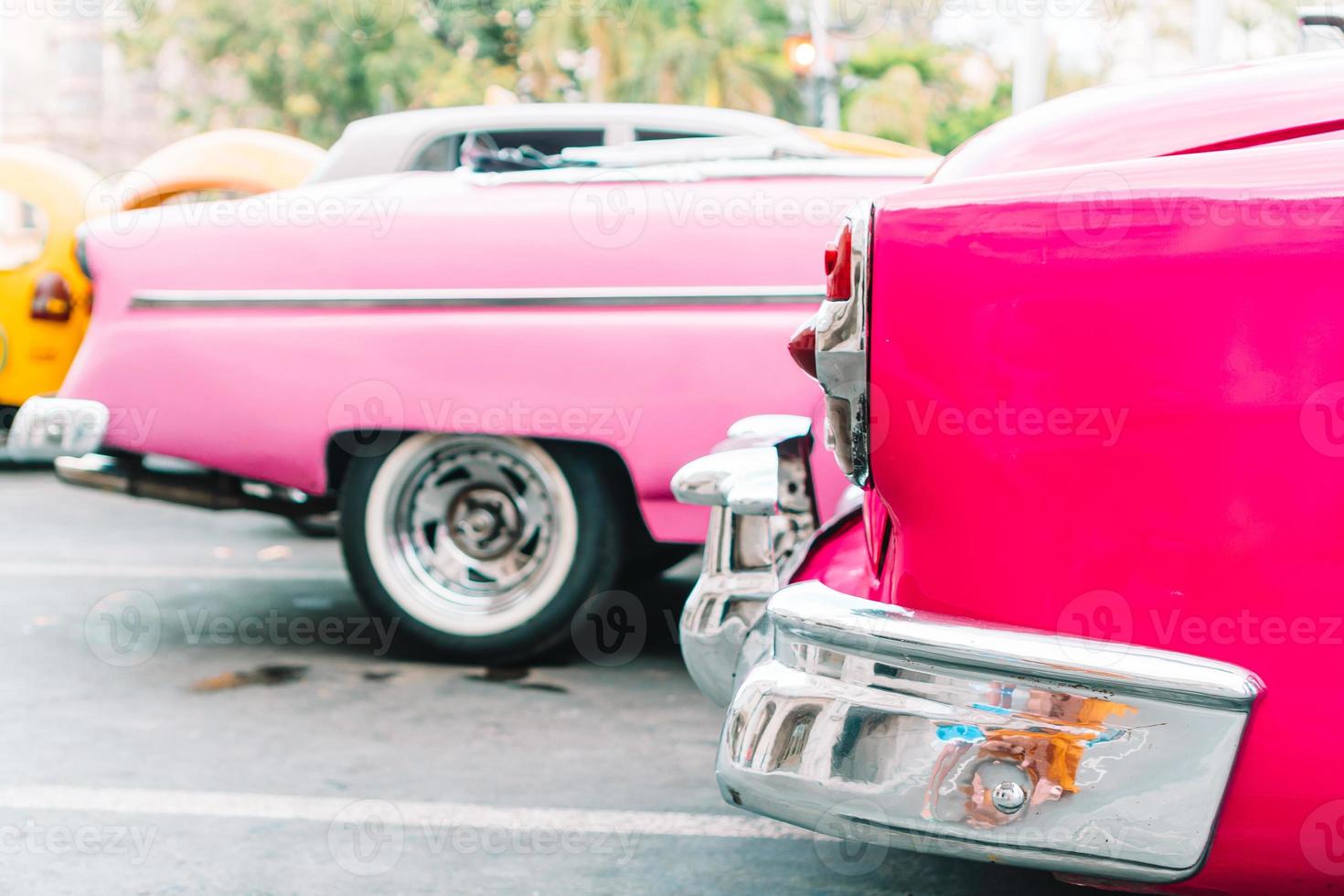 Blick auf den gelben Oldtimer in der Altstadt von Havanna, Kuba foto