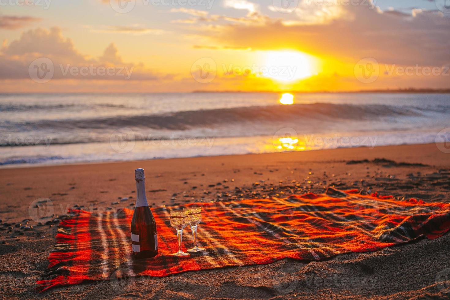 bei einem Picknick am Strand bei Sonnenuntergang foto