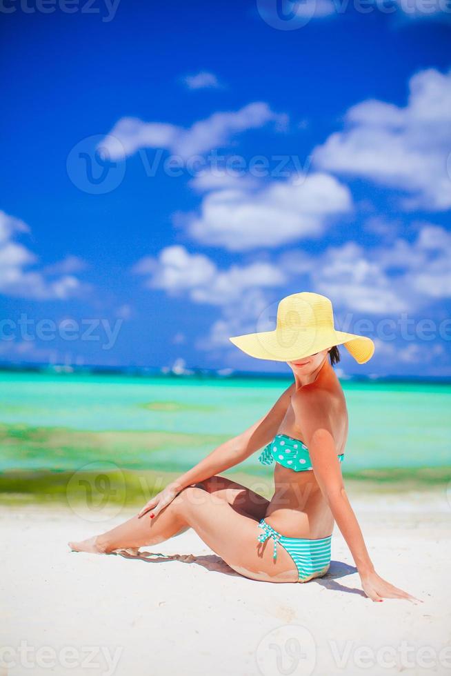 junge Frau mit Hut im Strandurlaub foto