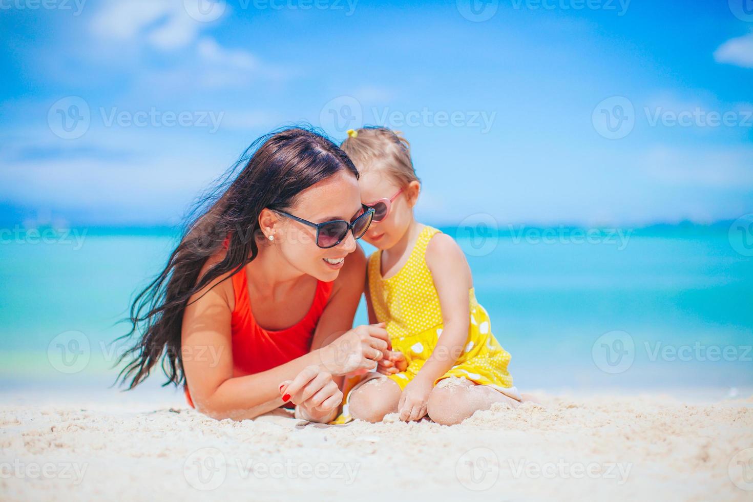 schöne mutter und tochter am strand genießen sommerferien foto