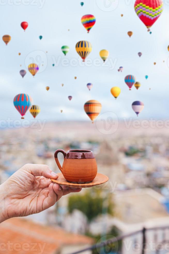 tasse mit traditionellem türkischen kaffee auf dem hintergrund eines tals in kappadokien, türkei. foto