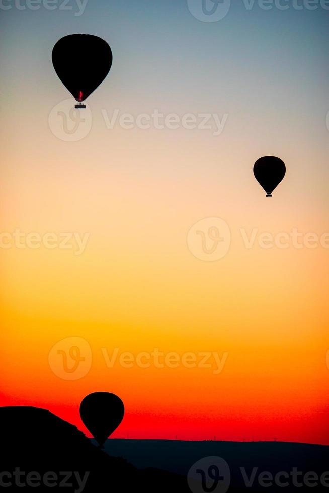 Helle Heißluftballons am Himmel von Kappadokien, Türkei foto