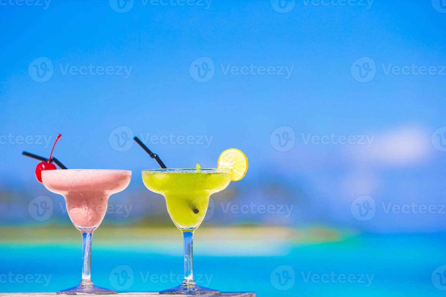 Zwei leckere Cocktails am tropischen weißen Strand foto