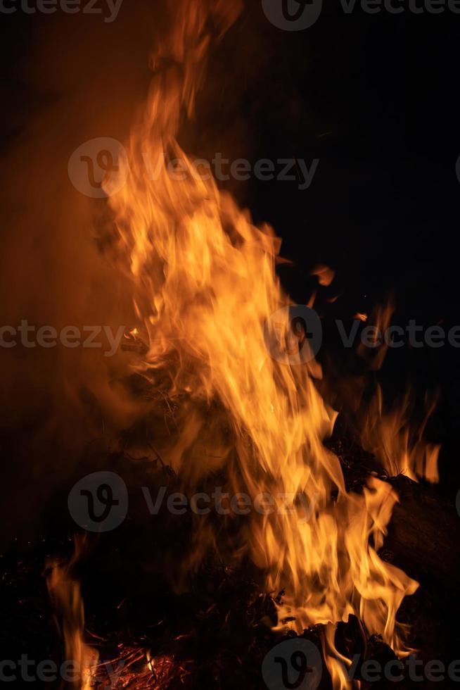 Feuerflammen auf einem schwarzen Hintergrund foto