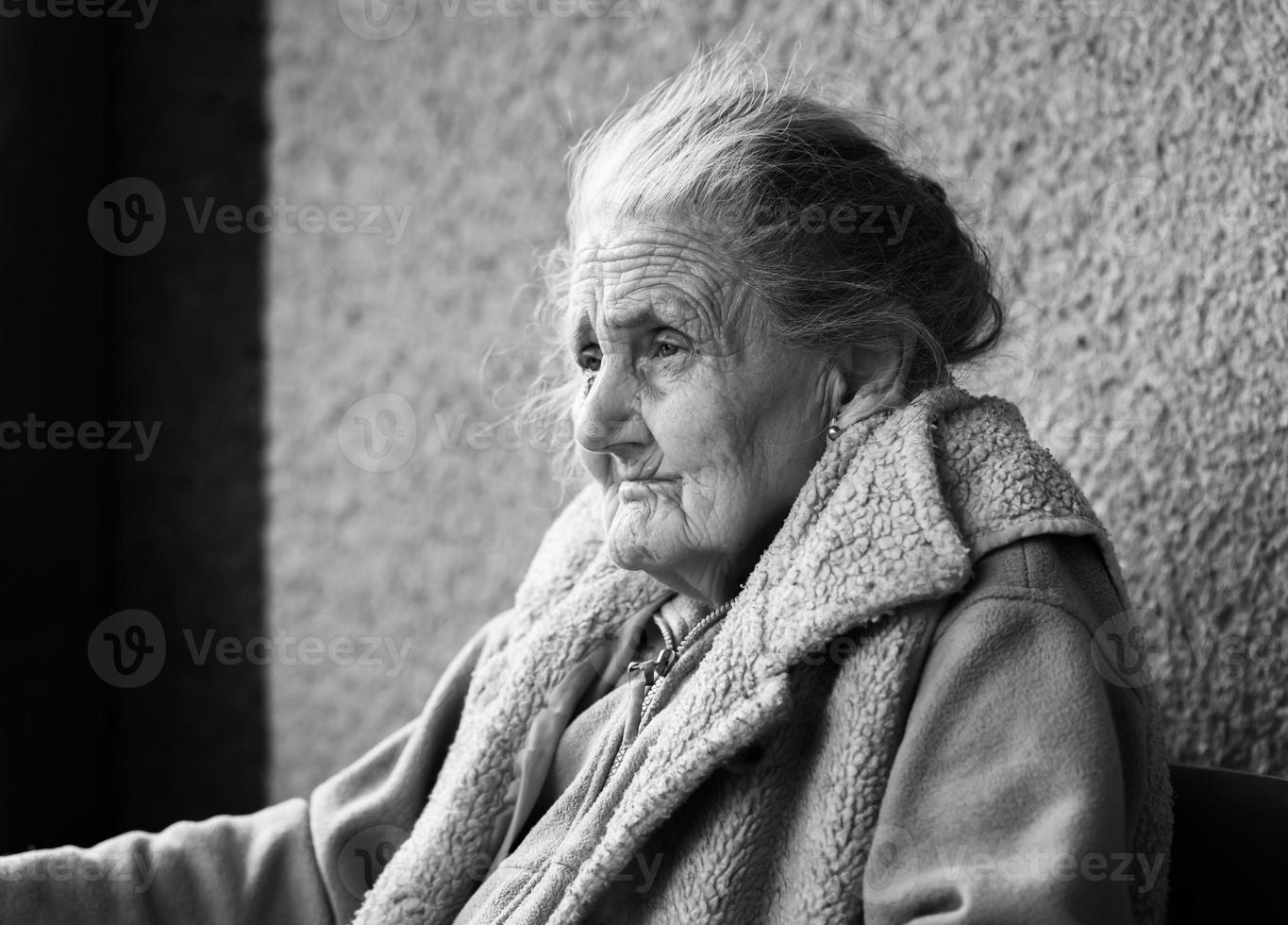 sehr alte und müde faltige frau im freien foto