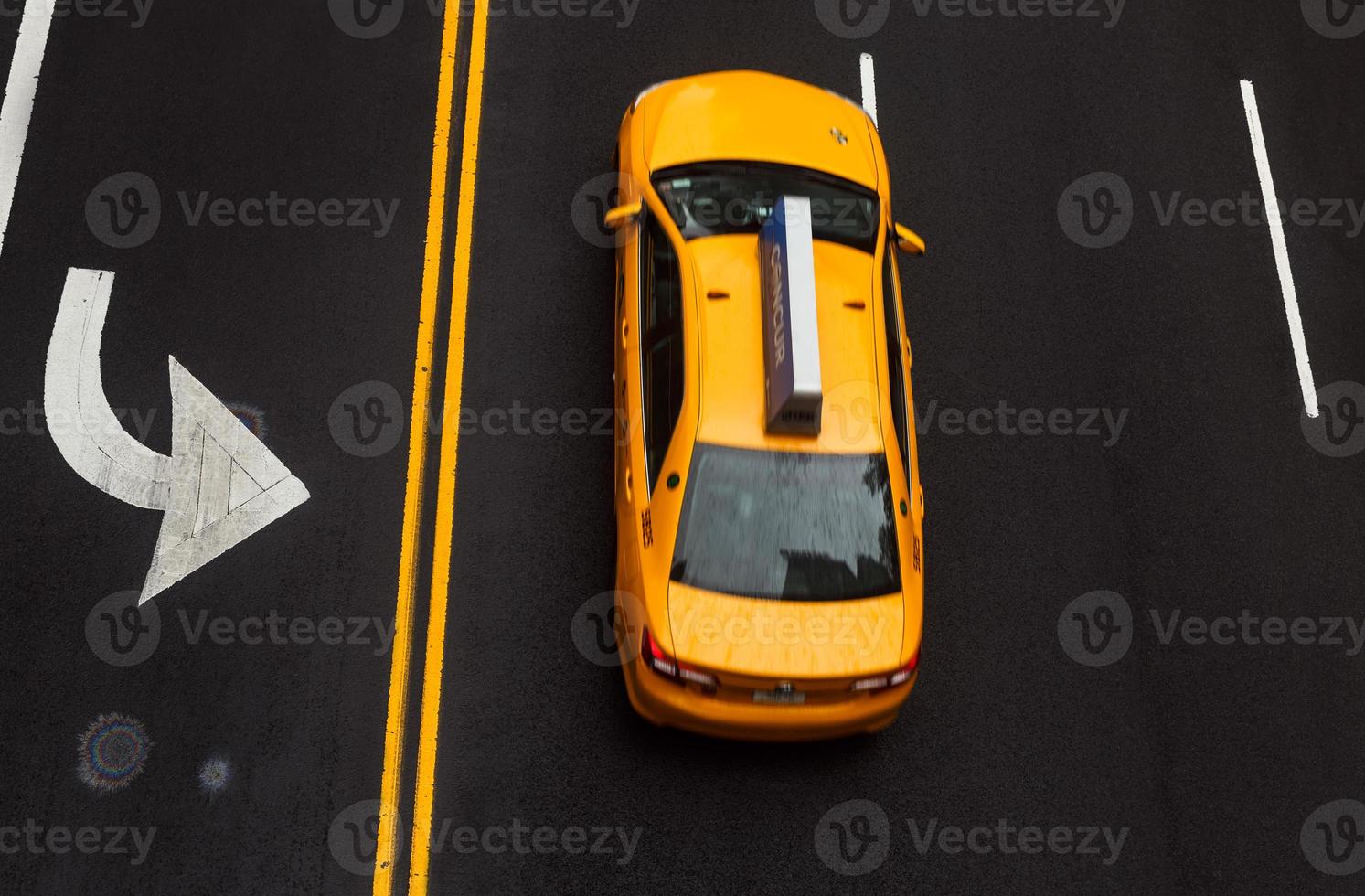 Fahrbahnmarkierungen auf Asphalt auf der Straße von Manhattan foto