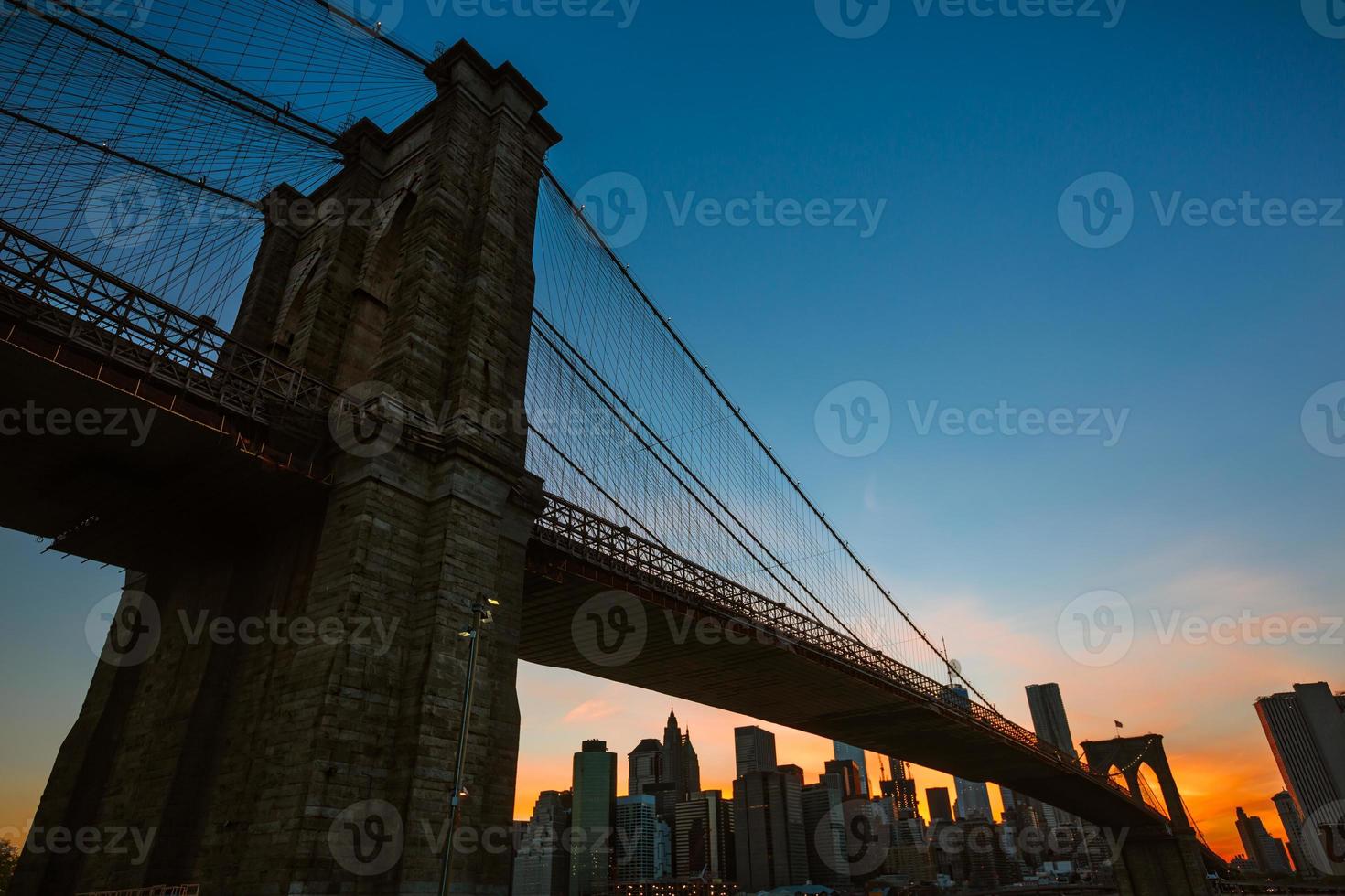 manhattan-skyline mit brooklyn-brücke foto