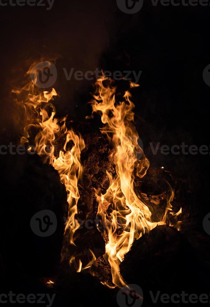 Feuerflammen auf einem schwarzen Hintergrund foto