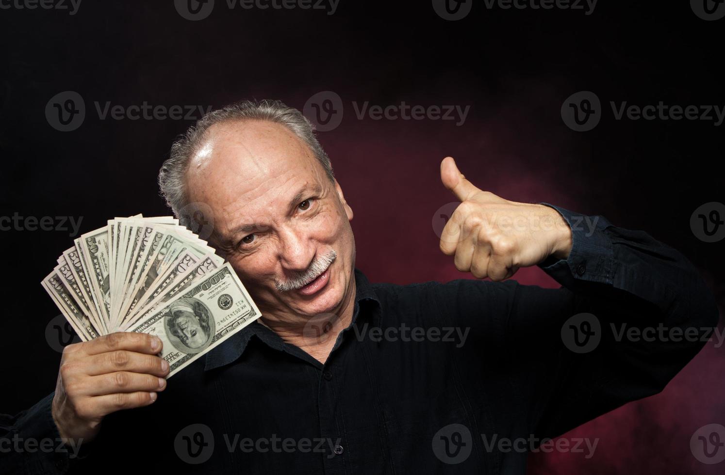 alter Mann mit Dollarnoten foto