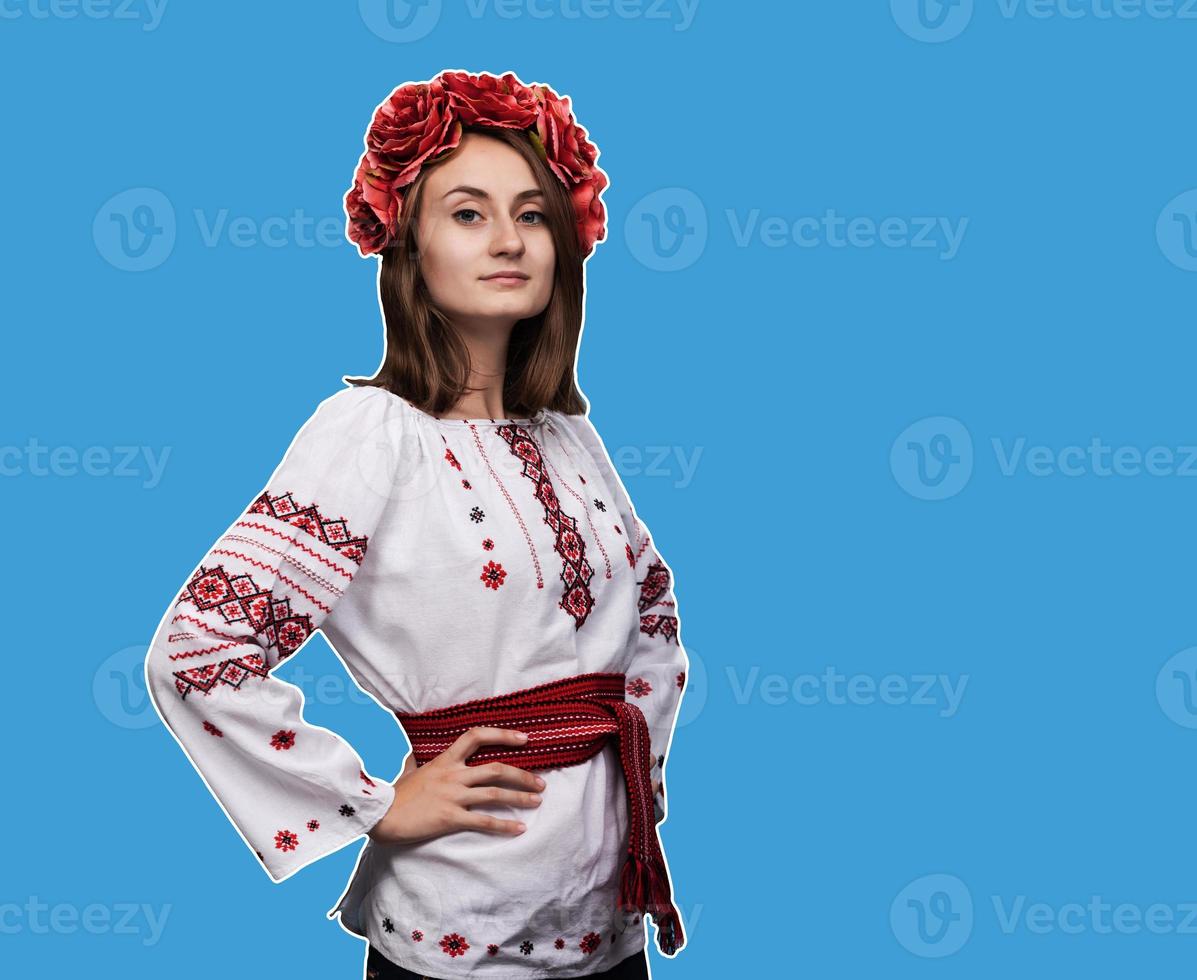 junges Mädchen im ukrainischen Nationalanzug foto