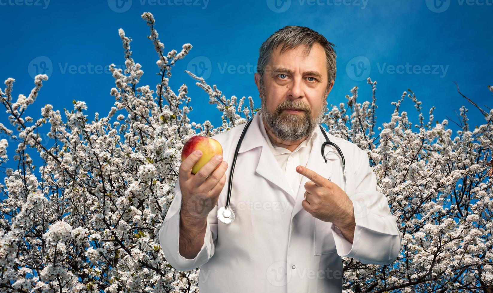 Arzt gibt Apfel für gesunde Ernährung foto